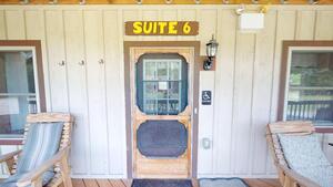 Suite 6 Photo 2